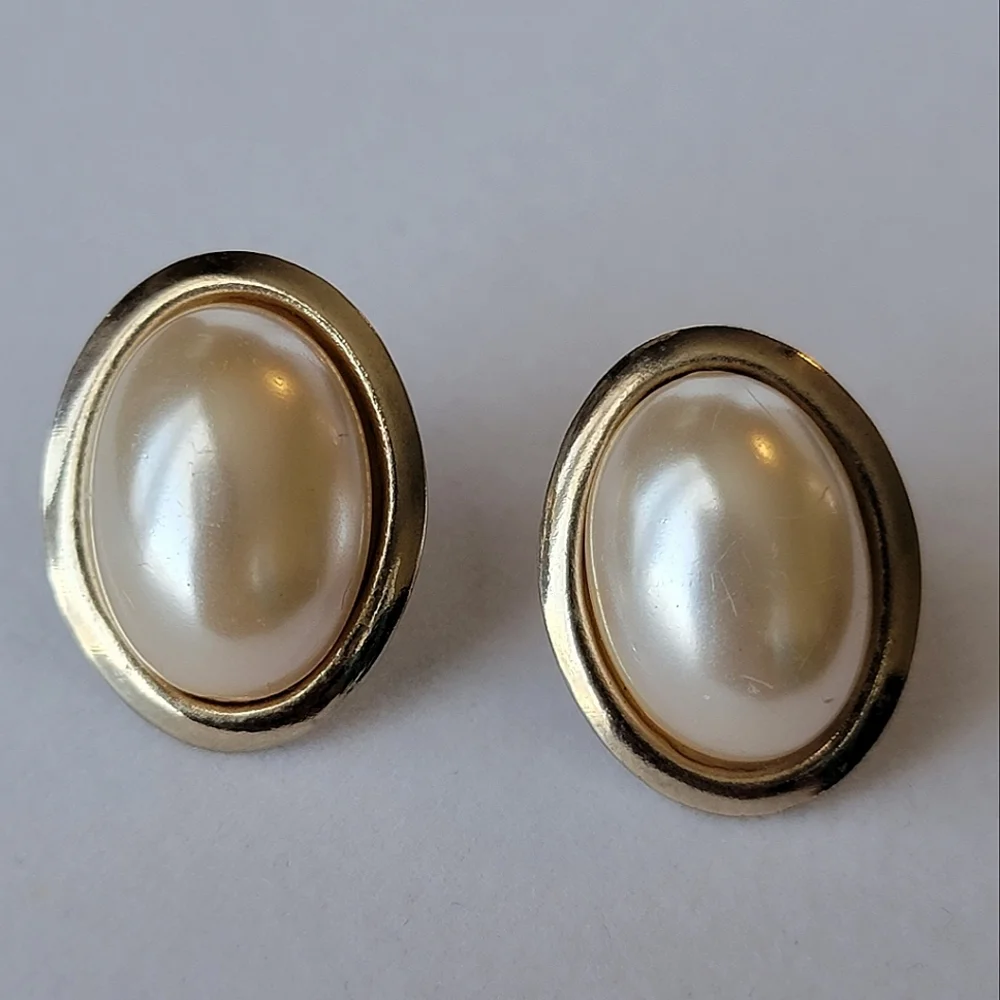 Vintage Faux Pearl Gold Tone Oval Post Earring